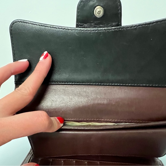 Chanel trifold Authentic- 500 USD/750 Cad - Picture 11 of 14